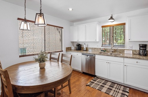 Summit Estates House | WALK to SLOPES! HOT TUB, Adorable Cabin, GAME ROOM, Fire pit! ROMANTIC!