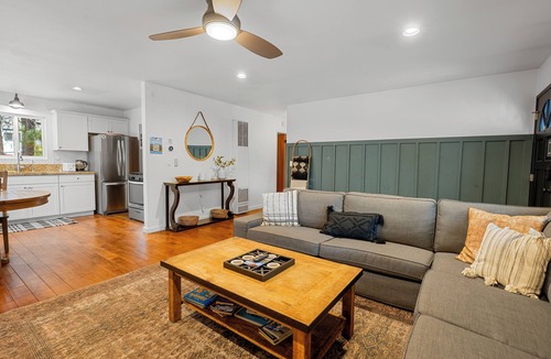 Summit Estates House | WALK to SLOPES! HOT TUB, Adorable Cabin, GAME ROOM, Fire pit! ROMANTIC!