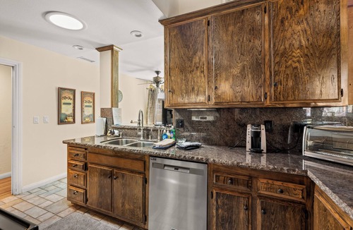 Summit Estates House | Walk to Snow Summit, Hot Tub, AC, Tesla Charger & Fire Pit, Evergreen Cabin