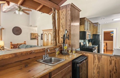 Summit Estates House | Walk to Snow Summit, Hot Tub, AC, Tesla Charger & Fire Pit, Evergreen Cabin