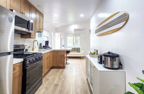Huntington Harbour House | Walk to the beach, CURATED 1-bedroom guesthouse, KING BED, EV charger