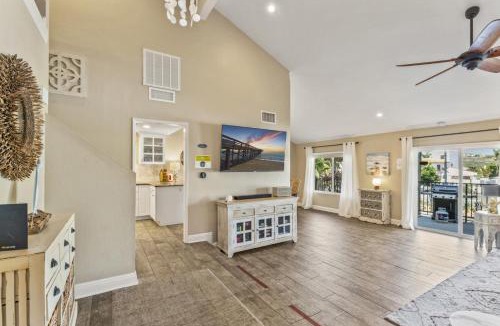 San Clemente House | Walk to the beach and Ole Hanson Casino Wedding Venues