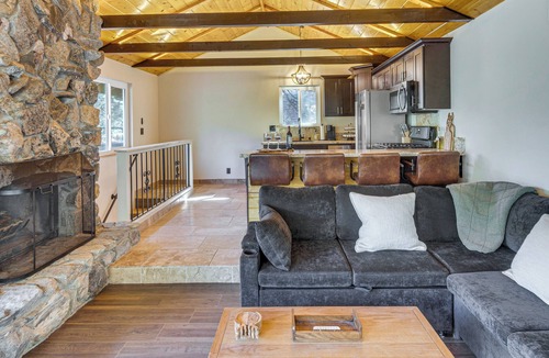 Pine Mountain Club Cabin | Walk to Village! Romantic Pine Mtn Nature Escape