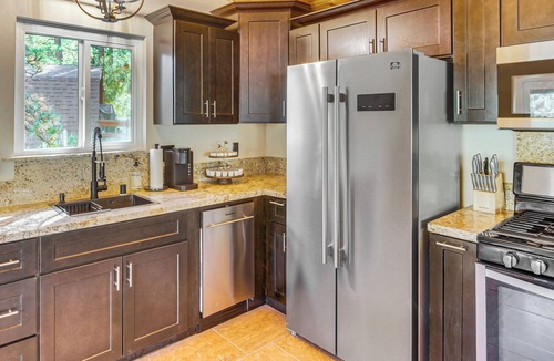 Pine Mountain Club Cabin | Walk to Village! Romantic Pine Mtn Nature Escape