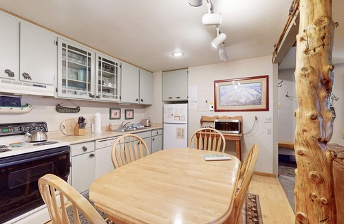 Mammoth Lakes Condo | Walk to Village Gondola from this Getaway with Shared Hot Tub, Pool, and Sauna