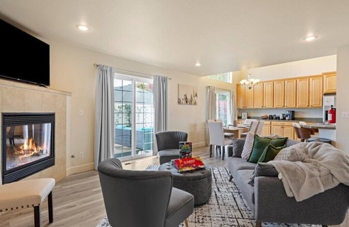 College Place House | Walk to WWU · 2 king suites, 1 on main floor · fireplace