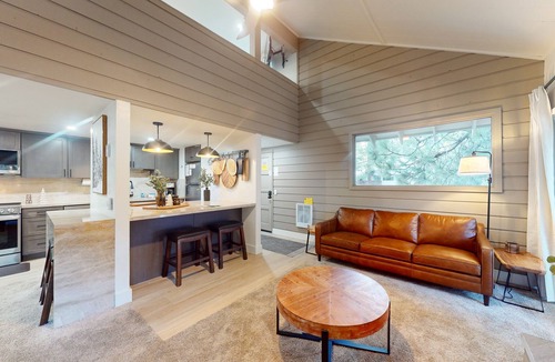 Mammoth Lakes Condo | Walkable Corner Condo w/Pellet Stove & Shared Pool/Hot Tub/Sauna/Tennis