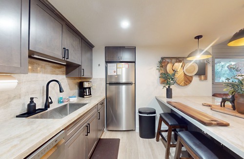 Mammoth Lakes Condo | Walkable Corner Condo w/Pellet Stove & Shared Pool/Hot Tub/Sauna/Tennis