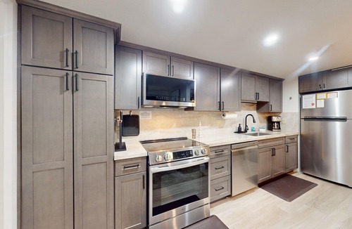 Mammoth Lakes Condo | Walkable Corner Condo w/Pellet Stove & Shared Pool/Hot Tub/Sauna/Tennis