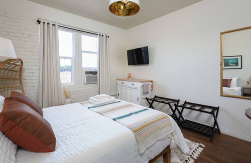 Westlake Hotel | Warm & Cozy Escape Near DTLA