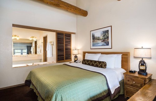 Bass Lake Hotel | Waterfront Resort Stay | Bass Lake Retreat | 1 Unit