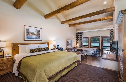 Bass Lake Hotel | Waterfront Resort Stay | Bass Lake Retreat | 1 Unit