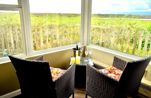 Moss Landing Hotel | WaterVeiw - 2-person Shower - Fireplace