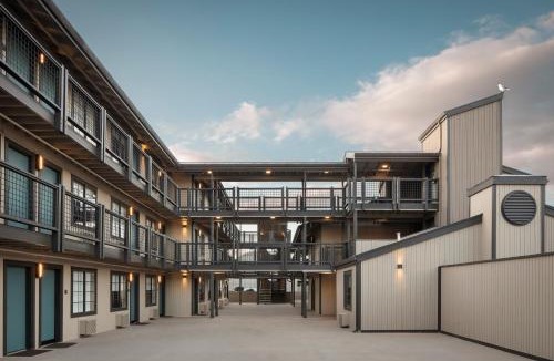 Lighthouse District Hotel | Wave Street Inn