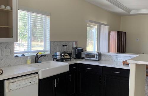 Linden House | Welcoming 3-bedroom house with AC in Linden