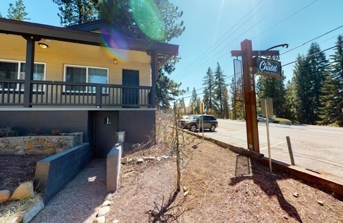 Kings Beach Ski Chalet | Welcoming hotel with lakeview, golf, skiing, WiFi, & Netflix
