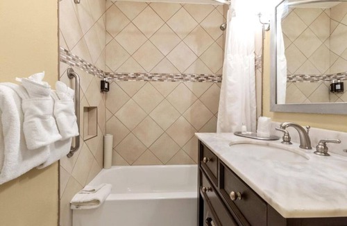 Corte Madera Hotel | Well-Located Suite | Kitchen | Outdoor Pool | Free Parking | BBQ Area
