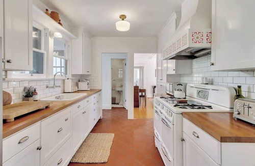 Paso Robles House | WeSTSiDE SPaNiSH BuNGaLOW -Hot Tub & Walk Downtown