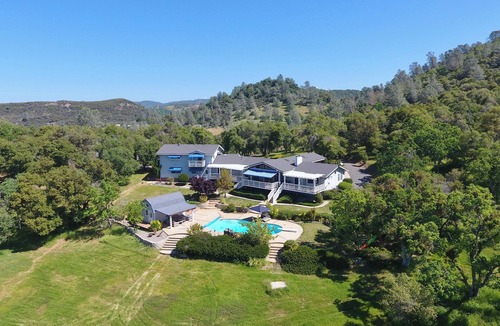 Vallecito House | 'Whispering Oaks Estate' w/Pool & View in Murphys
