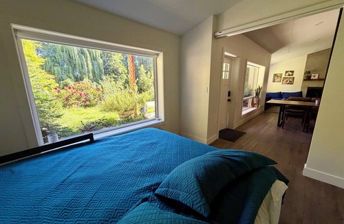 College Place House | Whispering Willow Retreat with Hot Tub and Bounce House
