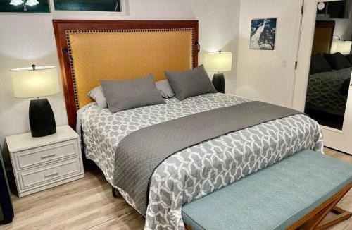Ahwahnee House | White Feather Suite Hot Tub Private Sleeps 2