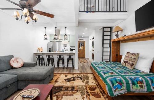 Shaver Lake House | Wilderness Hideaway-Across from the pool & spa