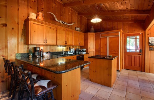 Bass Lake House | Willow Cove Lodge- 5 bedrooms with a hot tub!