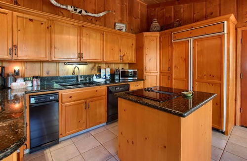 Bass Lake House | Willow Cove Lodge- 5 bedrooms with a hot tub!