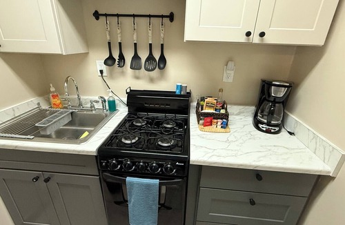 Willow Glen Apartment | Willow Glen Hideaway - Charming Cottage with Hot Tub