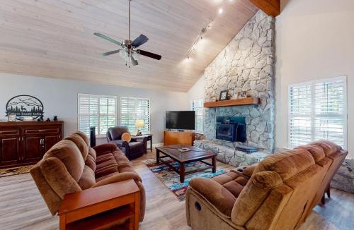 Shaver Lake House | Windwood Inn
