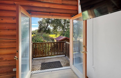 Cottonwood Cabin | Winery Guest House : Rest & Wine!
