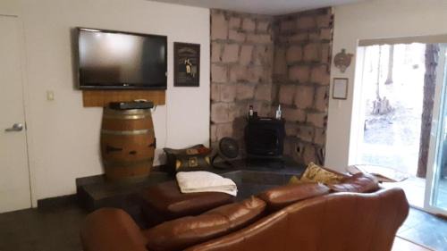 Arnold House | Winterfell Inn - No Xtra Fees, Dog OK, King & Queen Suites