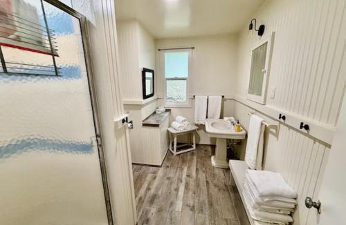 Wishon House | Wishon Cabin - Boat Slip - BBQ, Sleeps 14, Dogs Ok