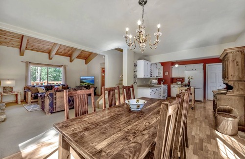 Lake Forest House | Wonderful Home, Hot Tub, Fenced-in Yard, Dog friendly, WiFi, Deck with Chairs