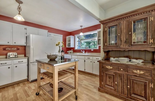 Lake Forest House | Wonderful Home, Hot Tub, Fenced-in Yard, Dog friendly, WiFi, Deck with Chairs