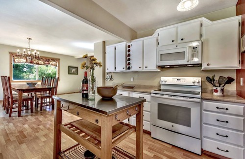 Lake Forest House | Wonderful Home, Hot Tub, Fenced-in Yard, Dog friendly, WiFi, Deck with Chairs