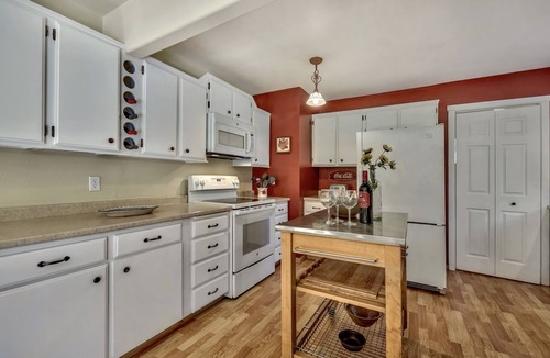 Lake Forest House | Wonderful Home, Hot Tub, Fenced-in Yard, Dog friendly, WiFi, Deck with Chairs
