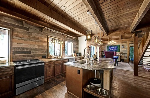 Lakehead Cabin | Wonderland ~ Dog friendly forest retreat, near lake, fast Wifi & EV charger