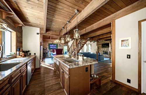 Lakehead Cabin | Wonderland ~ Dog friendly forest retreat, near lake, fast Wifi & EV charger