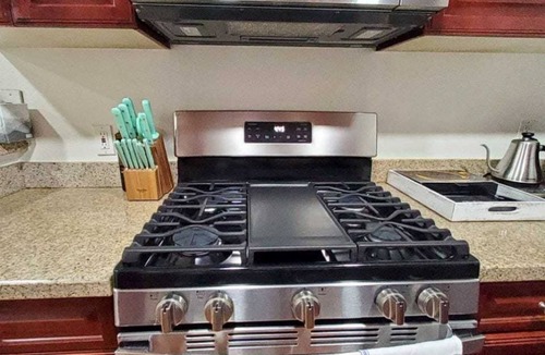 Warner Center Condo | Woodland Hill Condo with Pool, Gym, Free Parking
