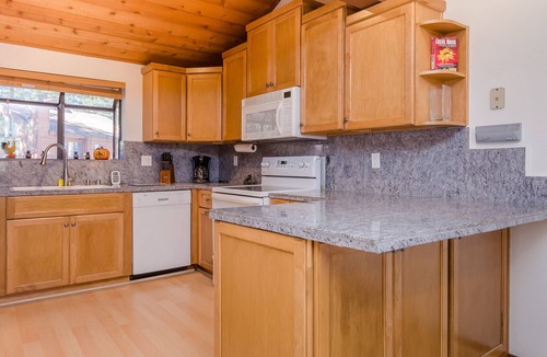 Mammoth Lakes Condo | Woodlands #3: 2BR/Loft/2BA Sleeps 8 Beautiful Mountain Retreat, Winter & Summer