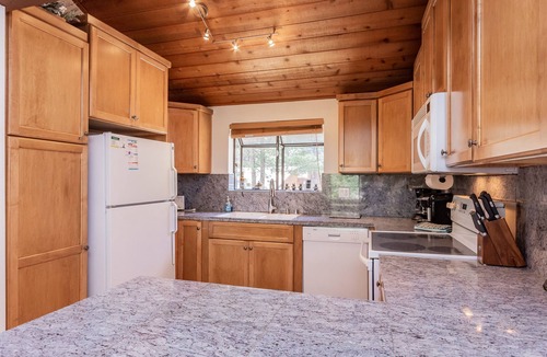 Mammoth Lakes Condo | Woodlands #3: 2BR/Loft/2BA Sleeps 8 Beautiful Mountain Retreat, Winter & Summer