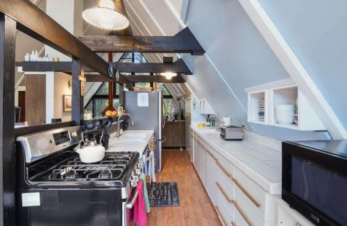 McKinney Estates House | Woodside Hideout - Hop Away from Activities