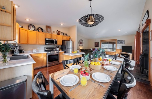Truckee House | Woodsy Tahoe Cabin Deck Near Donner Lake + Skiing | Moraine