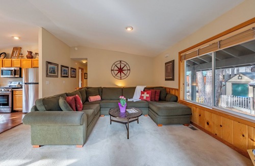 Truckee House | Woodsy Tahoe Cabin Deck Near Donner Lake + Skiing | Moraine