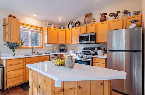 Truckee House | Woodsy Tahoe Cabin Deck Near Donner Lake + Skiing | Moraine