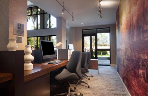 Oakland House | Work and unwind at our Oakland International Airport room