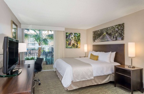 Raisin Hotel | Wyndham Garden Fresno Yosemite Airport