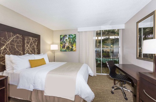 Raisin Hotel | Wyndham Garden Fresno Yosemite Airport