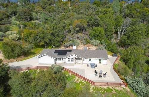 Oakhurst House | Yosemite/Bass Lake Villa+HotTub EVcharger